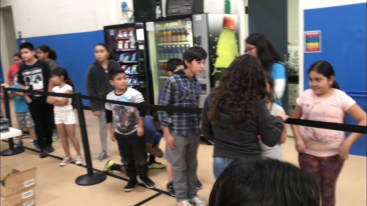 Cornerback Troy Hill is at the Santa Paula boys and girls club for his second annual local toy drive, handing out toys to 150-200 kids from Santa Paula and Fillmore. All of these kids are currently out of school because of the fire. <a href="/BGClubSCV/">BGClubSCV</a> <a href="/thrilll_32/">Troy Hill</a>