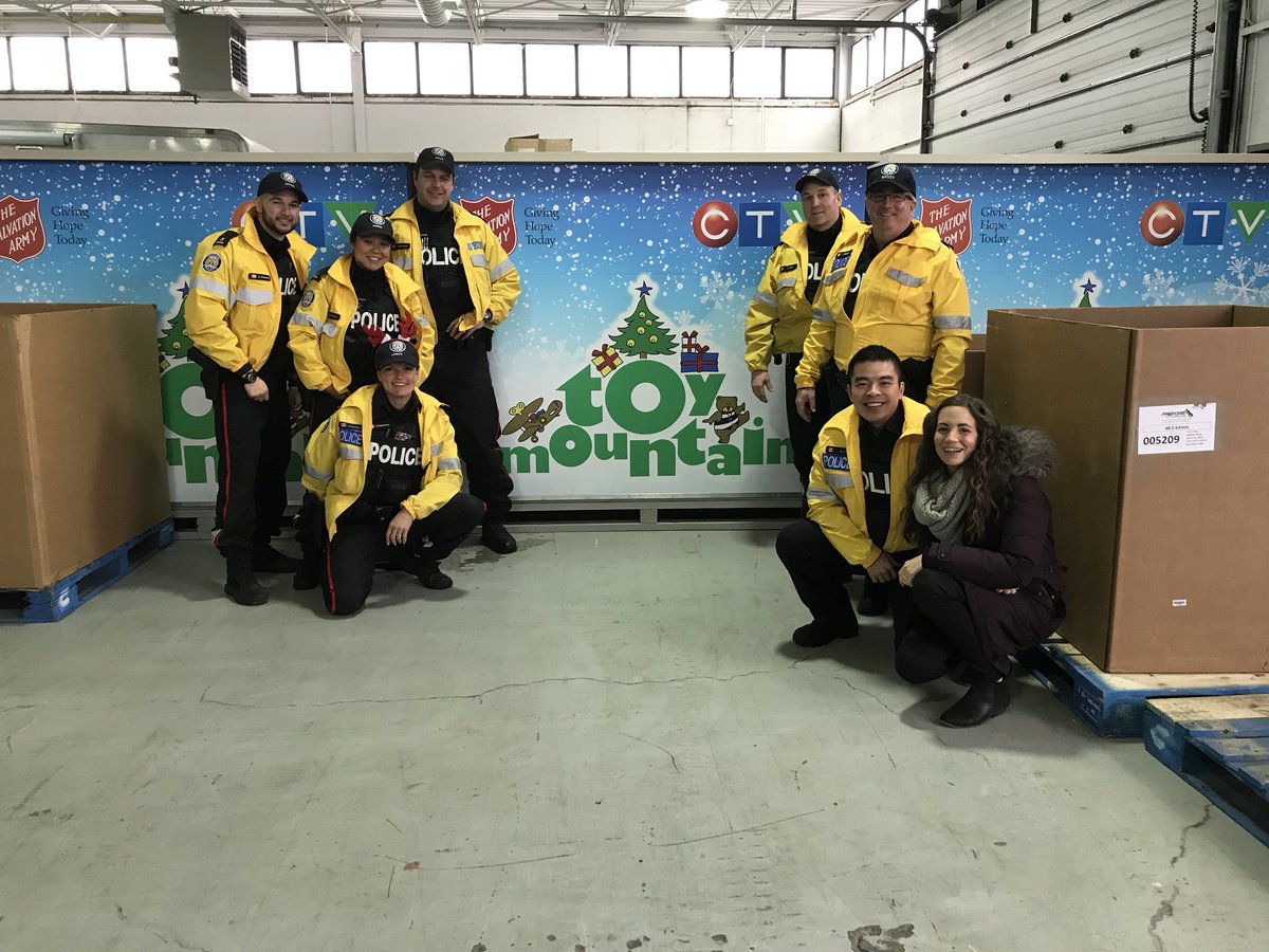 AlexLiComms's tweet photo. THANK YOU #Toronto for UR generosity, love & kindness to our #53Division @TorontoPolice #ToyDrive! We collected over 3,000+ toys & donated ALL to @ToyMountain & @salvationarmy! Special THX to everyone who assisted w/ the toy drive & @YongeEglintonCe for the space! #TM2017🎅🏻🎄🎁 https://t.co/ZFWZpRqE12