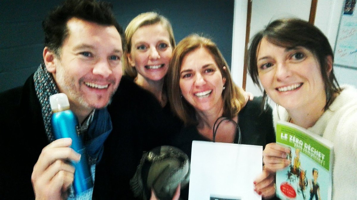AMaroit's tweet photo. C'est déjà Noël pour la team @VFUFFI Wallonie! Tous ravis de notre cadeau cacahuète 🎅 ! @valerieiacobuc1 @gregorybeaujean @EmmanuelleFFI #joyeusesfetes https://t.co/iQ4JkRLpxY