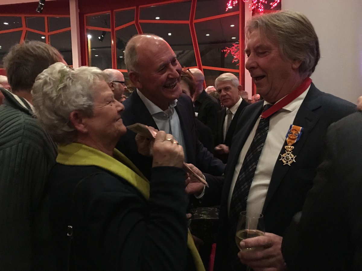 Koninklijke onderscheiding burgemeester Apotheker bij afscheid dlvr.it/Q6lzc4