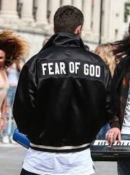 Zayn wears a Fear of God sweater. Liam "i'm gonna wear a Fear of God Jacket", "i'm gonna wear Fear of God Pants", "GUYS LOOK AT ME I'M WEARING A FEAR OF GOD SWEATER IN NY, AND YOU ALL KNOW MY HUSBAND IS HERE TOO"SrynotSry^^ Bye.
