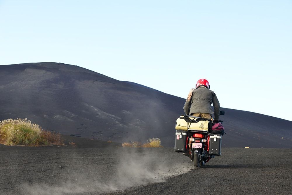 タンデムスタイル Honda Super Cub最強ツアラー伝説 第4回 カブにコンセントが欲しい をアーカイブに追加しました 伊豆大島へツーリングもあるよ 世界生産累計1億台達成記念 スーパーカブシリーズ登場記事アーカイブ タンデムスタイル T