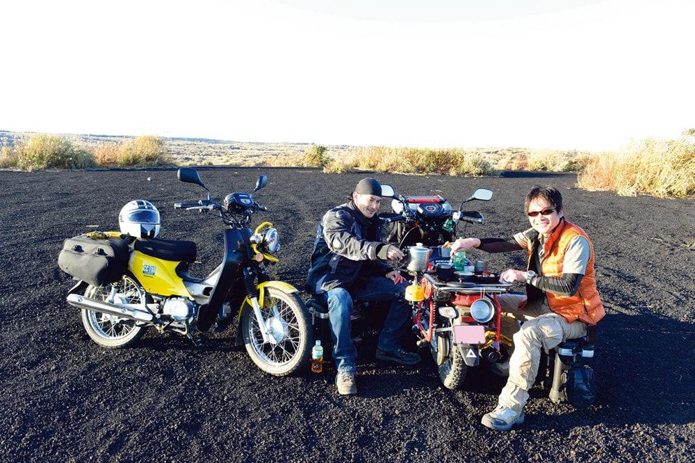タンデムスタイル Honda Super Cub最強ツアラー伝説 第4回 カブにコンセントが欲しい をアーカイブに追加しました 伊豆大島へツーリングもあるよ 世界生産累計1億台達成記念 スーパーカブシリーズ登場記事アーカイブ タンデムスタイル T