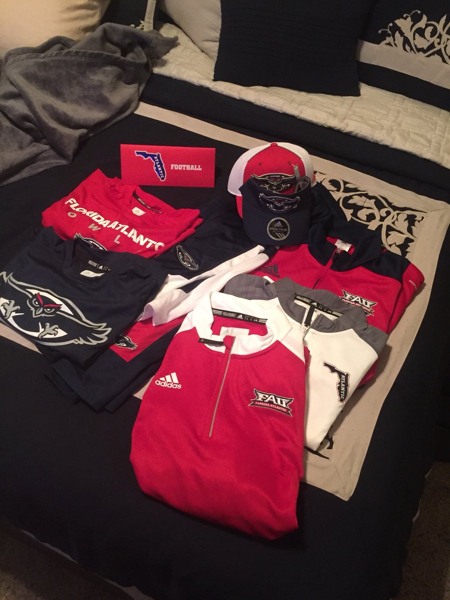 sneakyneas's tweet photo. Thanks to @FAUEquipment I got my FAU gear on deck trying to choose what to wear tonight before the Boca Bowl gets underway #ThefaU #LaneTrain https://t.co/62kNexmHlR
