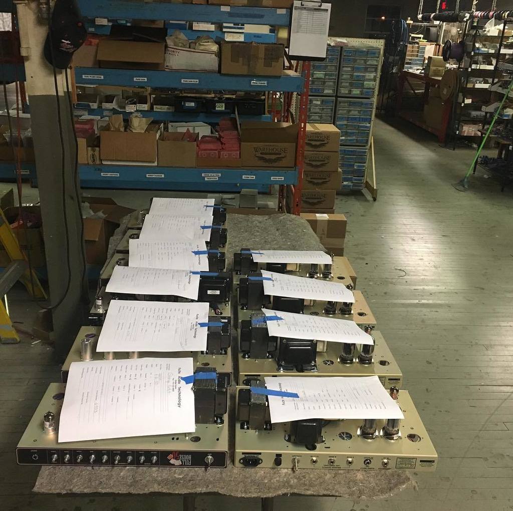 FuchsAudio's tweet image. Our elves have been busy....which one is yours ? #fuchsaudio #fuchsaudiotechnology #greattone #jerseymade #madeinusa🇺🇸 #boutiqueamps #notyourdaddiesdumble #joebonamassa #johnmayer #handmade #futone #tubeamps #tubeampsrock #tubeampsrule #warehouseguit… ift.tt/2kM0fiK