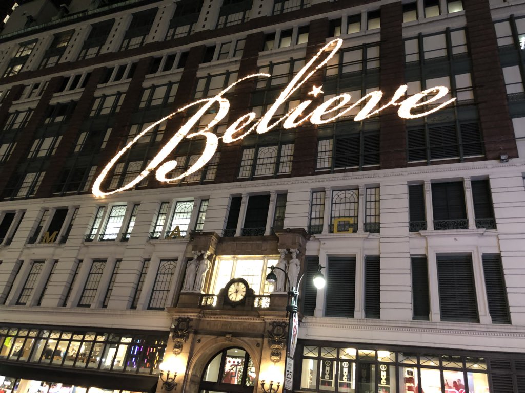samanthaveide's tweet photo. There really is something special about NYC this time of year. https://t.co/2sh5rKwjlX