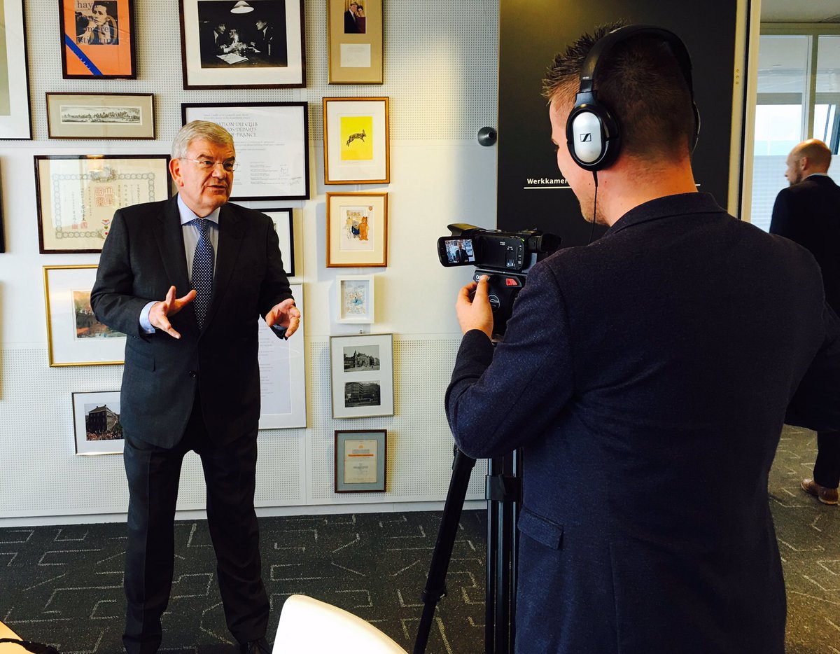 Een waardig afscheid voor burgemeester #HayoApotheker van <a href="/SWFryslan/">Gemeente Súdwest-Fryslân</a> Op verschillende plaatsen in het land opnames gemaakt. Met o.a. <a href="/rogervanboxtel/">Roger van Boxtel</a> <a href="/JanvanZanen/">Jan van Zanen</a> en <a href="/APechtold/">Alexander Pechtold</a> Onze video werd vertoond op een groot scherm in <a href="/TheaterSneek/">Theater Sneek</a>