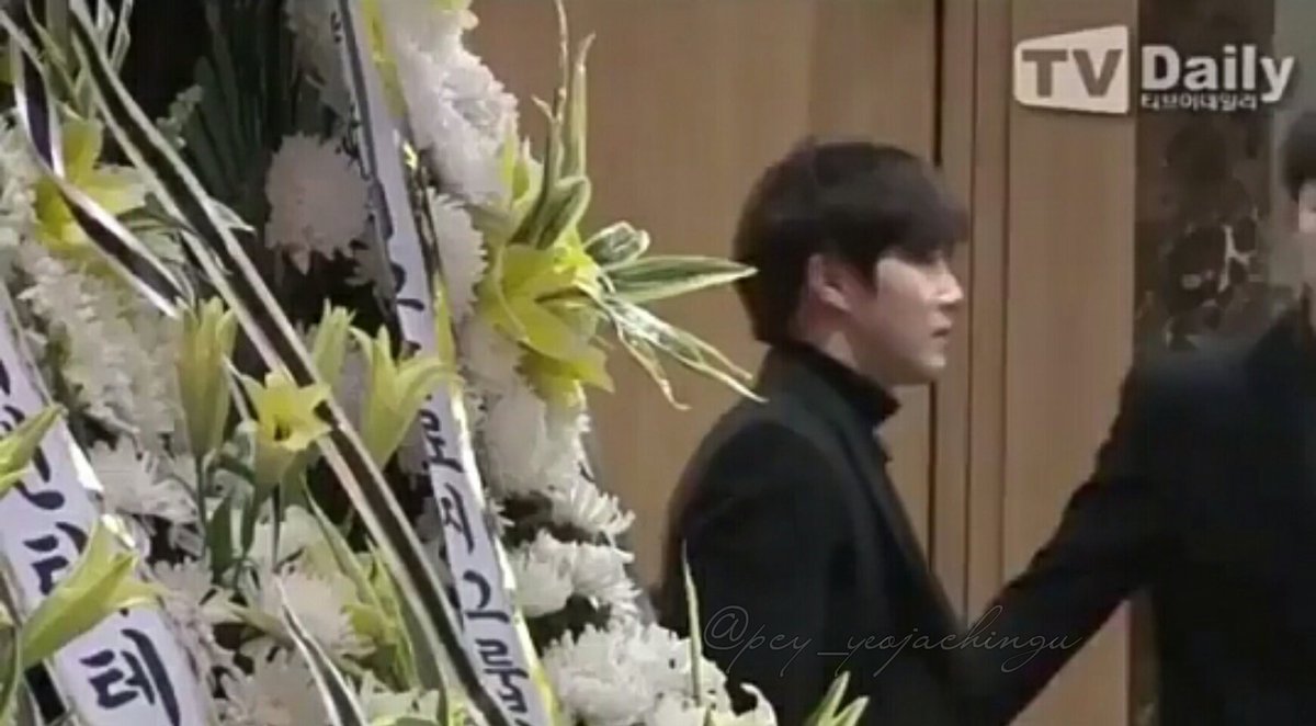 pcy_yeojachingu's tweet photo. #EXO Suho &amp; Lay at Jonghyun's funeral

#RIPJONGHYUN 
#RIPJONGHYUNSHINEE 
#KEEPSTRONGSHINEE 
#KEEPSTRONGSHAWOL
#ROSESFORJONGHYUN https://t.co/3pSvCubTGs