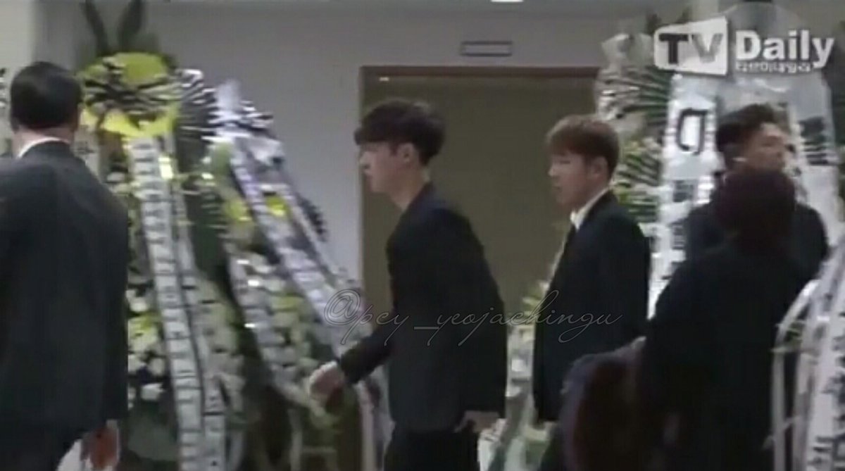 pcy_yeojachingu's tweet photo. #EXO Suho &amp; Lay at Jonghyun's funeral

#RIPJONGHYUN 
#RIPJONGHYUNSHINEE 
#KEEPSTRONGSHINEE 
#KEEPSTRONGSHAWOL
#ROSESFORJONGHYUN https://t.co/3pSvCubTGs