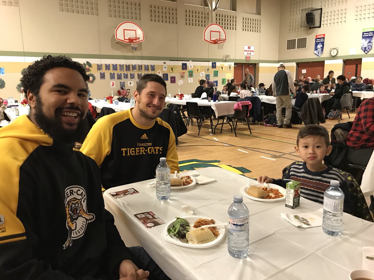 Ticats's tweet image. 🍝🍝🍝

@Terrell24Davis, @Capy39 and their new friend Yul Shaun send a huge thanks to @THCF1974 for tonight’s Pasta Dinner at Dr. Edgar Davey Elementary.

#HamiltonProud #CFLCommunity