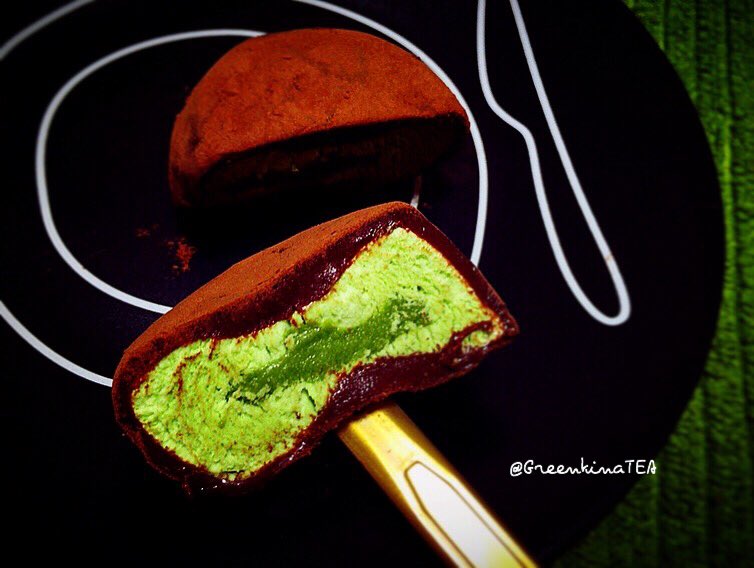 GreenkinaTEA's tweet photo. セブンイレブン🌿濃厚生チョコ宇治抹茶🌿トロッと濃厚な生チョコに包まれた抹茶アイス🍃🍃🍃抹茶生チョコソースと抹茶アイスは甘さ控えめ🍃抹茶感はまわりの生チョコが強すぎてあまり感じない…！🍫
#greentea #matcha #icecream #抹茶 #生チョコ #濃厚生チョコ宇治抹茶 #セブンイレブン https://t.co/0XwwIlLtKB