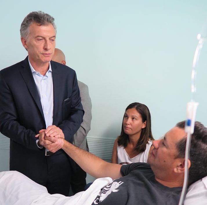 mauriciomacri's tweet photo. Fui al Churruca para ver a Maximiliano Russo. Es uno de los policías heridos. Un clavo en el ojo le cortó toda la córnea y perdió varios dientes por las pedradas. Quería decirle que no está solo, que estoy con él, con su familia y que muchos argentinos valoramos su entrega. https://t.co/mwYAJ59eGh