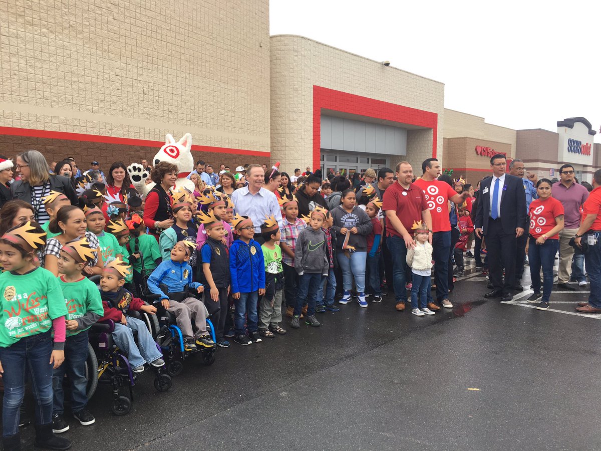 Tune in at 6 as I'll have more on the shopping mayhem <a href="/Target/">Target</a> in McAllen that spread Christmas cheer this morning! #HeroesAndHelpers #SeasonOfGiving 🎄