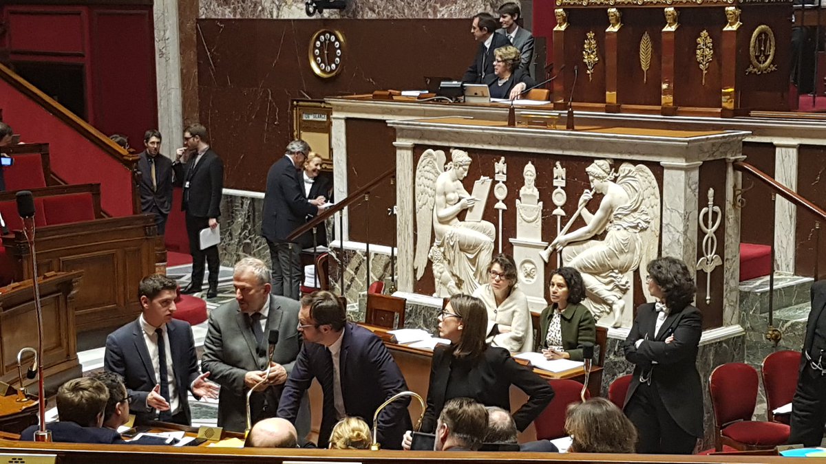 al_petel's tweet photo. 0h32 Suspension de séance d'1 minute et discussion autour de la suppression d'un amendement concernant les résidences hôtelières à vocation sociale #PLFR2017
@GDarmanin @JoelGiraud05 @AdeMontchalin @MickaelNogal https://t.co/sX68aH4RDU