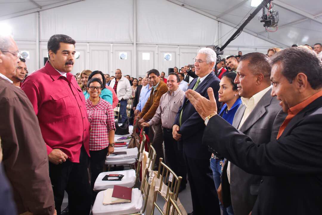 RMarcoTorres's tweet image. En este taller nuestro Pdte @NicolasMaduro aprueba recursos para optimizar la recolección de los desechos, la distribución de agua potable y el transporte público #DiciembreDePaz #AraguaPotencia