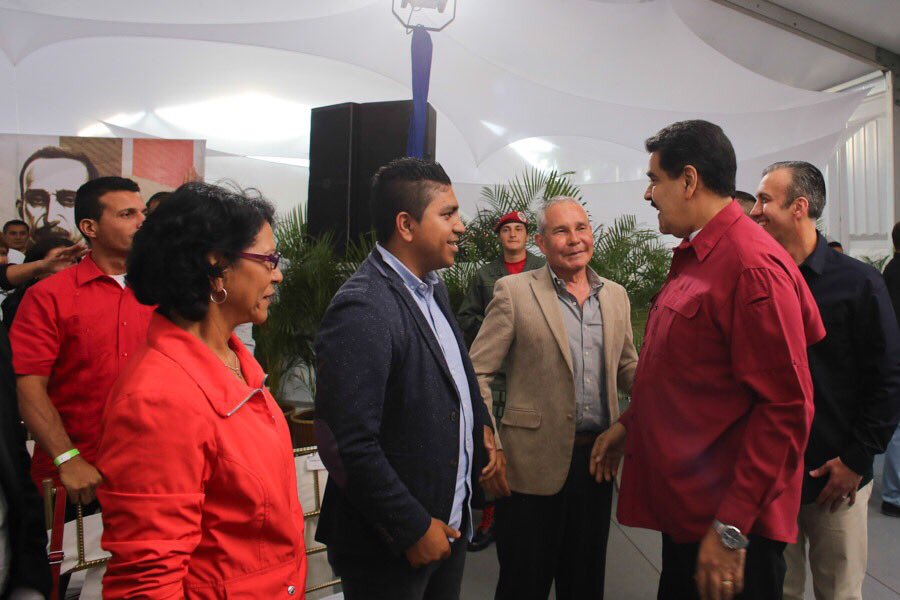 RMarcoTorres's tweet image. En este taller nuestro Pdte @NicolasMaduro aprueba recursos para optimizar la recolección de los desechos, la distribución de agua potable y el transporte público #DiciembreDePaz #AraguaPotencia