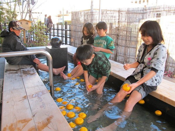 yamanashicity's tweet photo. おはようございます。本日の山梨市役所周辺の天気は晴れ。気温は1度です。山梨市地域交流センター街の駅やまなしで柚子足湯を2日間実施します。厳しい寒さで冷え切った体を柚子足湯で温めてみませんか!
【日時】平成29年12月22日（金）～12月23日（土・祝）午前10時～午後5時まで https://t.co/lrKArk7a2y