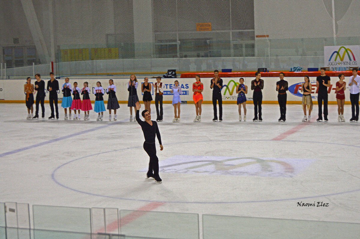 Naochandraws's tweet photo. Entrega de medallas del domingo 17 de diciembre. Ojalá tuviera un objetivo mejor para la cámara 😧 #javierfernandez #jaca #FigureSkating #hieloepañol #FEDH https://t.co/6jbcmQhYGr