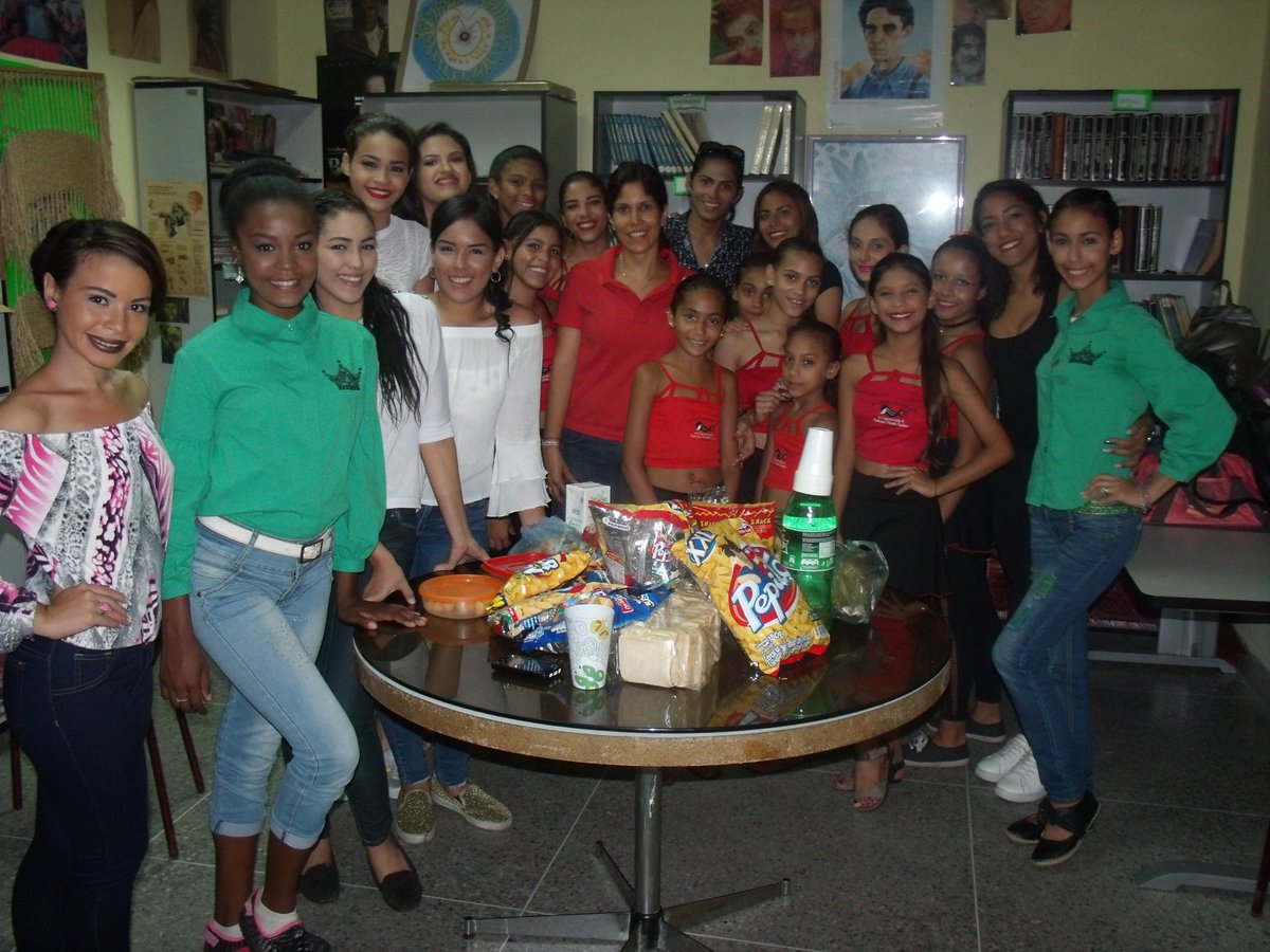 PalaciosModels's tweet photo. Aqui les mostramos un poco de lo que fue la labor social en la Casa Hogar Luis Ordaz, por las concursantes del Srta.Models Fashion Venezuela 2017 y reina saliente 2016  #LaborSocial #Candidatas #Models #ReinaSaliente #Abuelitos  #SrtaModelsFashionVzla2017 #SomosPalaciosModels https://t.co/WFPLF2HhFf