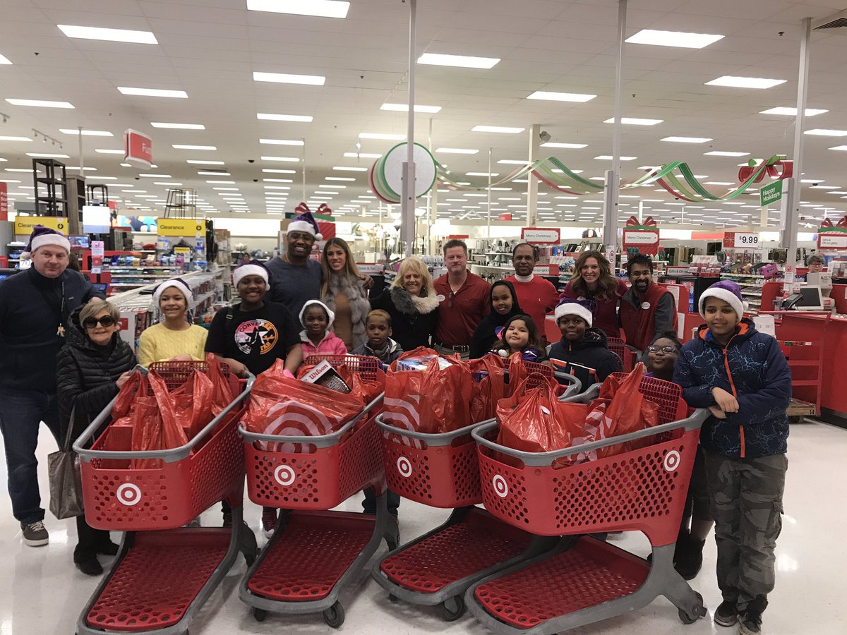 ButrynMatt's tweet photo. Thank you @EversonGriffen for choosing @target for your shopping trip with the kids. You put a lot of smiles on kids faces today. #classact https://t.co/FuN5Oq3vGD