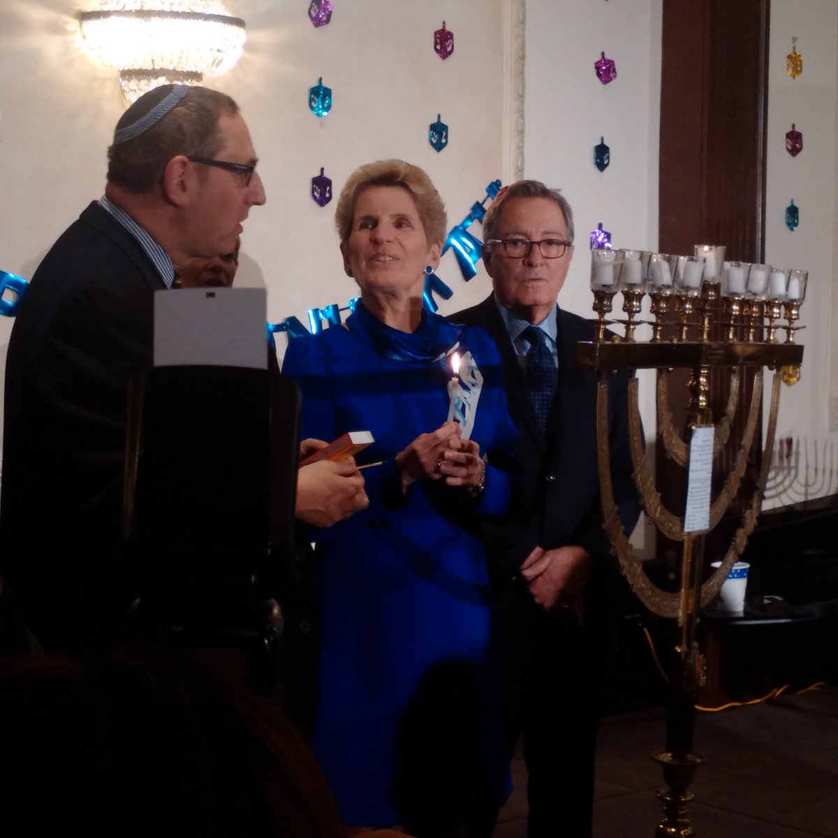 kenlister1's tweet photo. Beautiful way to end #Channukah lighting candles w @shelleycarroll @PremierWynne @DavidZimmerMPP #JewishTO https://t.co/bbfJyzDngX