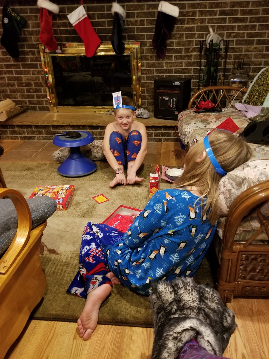 TstewartTracy's tweet photo. This is what happens when you ban tv for the night! #headbands #loveneachother #usingourbrains https://t.co/VC2wVLroe3