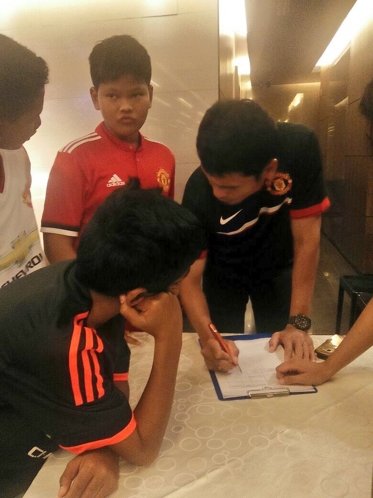 danamon's tweet photo. Dari 4 peserta #DanamonKidsMascot hari ini yg bisa hadir ada 2 peserta bersama orangtuanya. #DanamonRedMatch https://t.co/JVi351V0ga