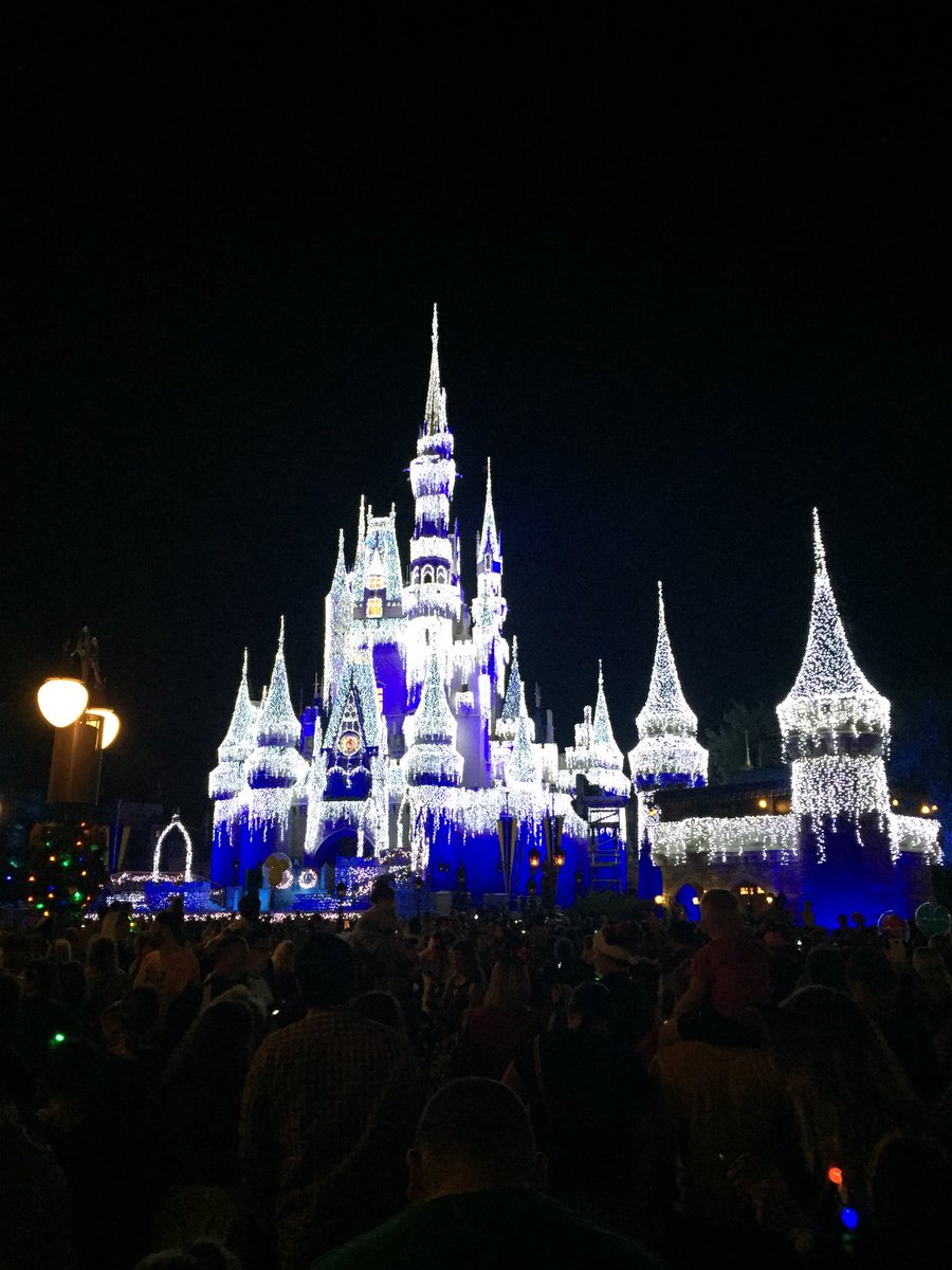 misterrelaxed's tweet photo. Disney does Christmas well. https://t.co/H1kJfEw12z
