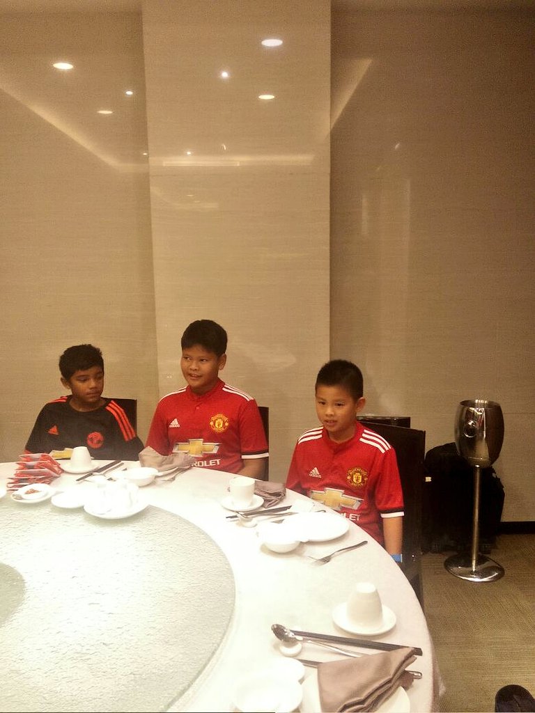 danamon's tweet photo. Sebelum acara dimulai foto2 dan ngobrol2 dulu dong. #DanamonKidsMascot #DanamonRedMatch https://t.co/4FGAlkGx4L