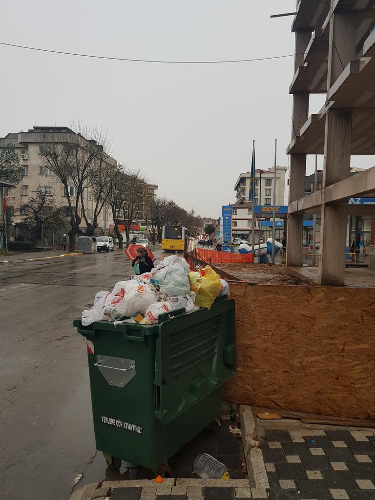 Güaydın.. Çöpler Unutuluyor. Uzun süredir alinmadı..#Tuzlabelediyesi