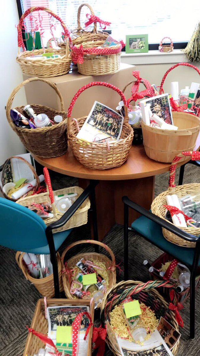 BMHSWBB's tweet photo. Merry Christmas to our Staff and Faculty from the team! You guys did an awesome job putting together their gifts! Thanks for a great party! 🏀🎁 #GoBuffs https://t.co/37Z8v3FgWy