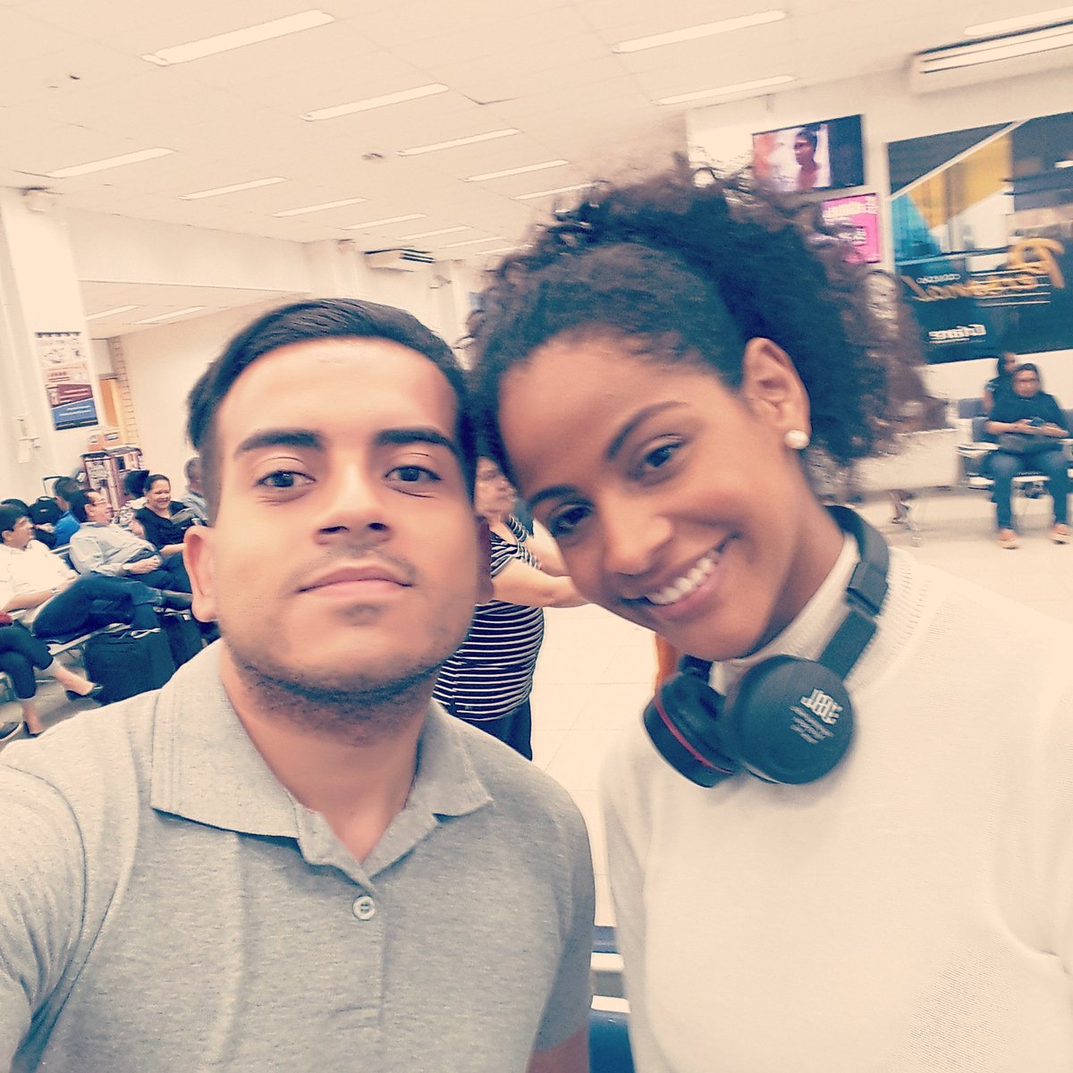 dougcosta_27's tweet photo. Ontem no aeroporto de Teresina com a maravilhosa @monalysabr . Que encanto de pessoa. Atendeu a todos com um sorriso lindo, super educada e carinhosa. #MonaMU #MissBrasil #rainha https://t.co/IVpk6Hqpta