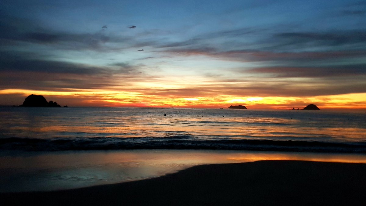 VisitIZ's tweet photo. Un #atardecer lleno de color el día de hoy en #IxtapaZihuatanejo. 

Ya están listo para disfrutar este #FinDeAño con nosotros y vivir estos momentos? Ya los esperamos!!

@edelamadrid @erescalona11 @pedrocastelan @VisitMex https://t.co/agYSluSIJI
