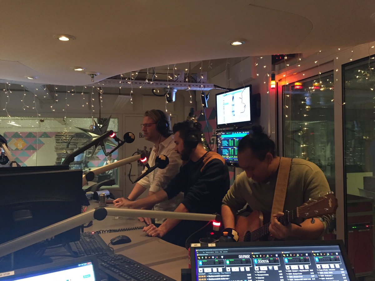 WNLNacht's tweet photo. Zojuist speelde de band @Ongeremd hun nummer: 'Waar Het Naar Leidt' in de sfeervolle kerst studio! Blijf luisteren voor nog meer live muziek van deze talenten @NPORadio1 #WNL https://t.co/wms2t8rzkS