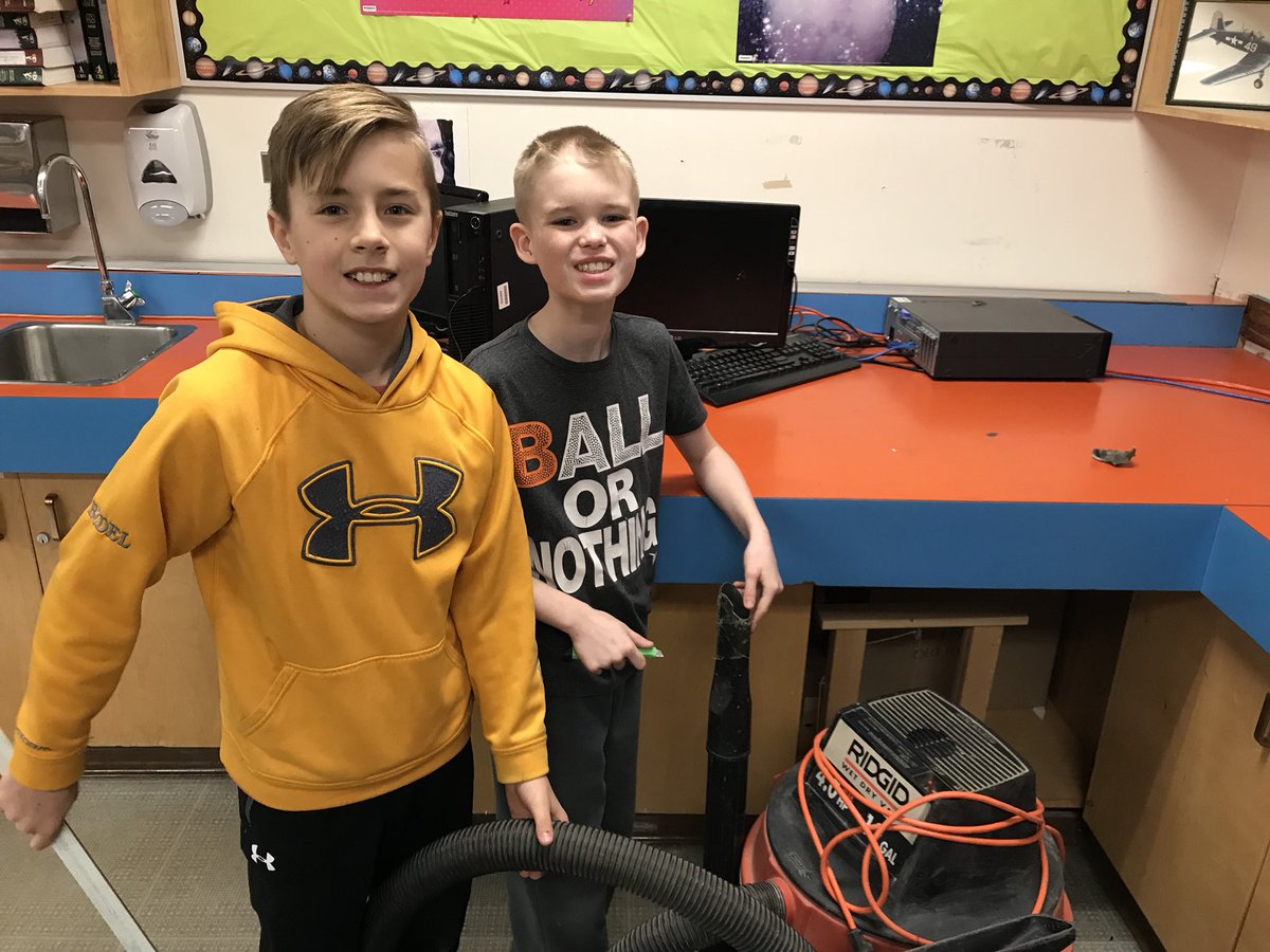 PrincipalDumont's tweet photo. #innovationweek2017 Day 2! Project are coming along!!! https://t.co/c9Ml5BsTA2