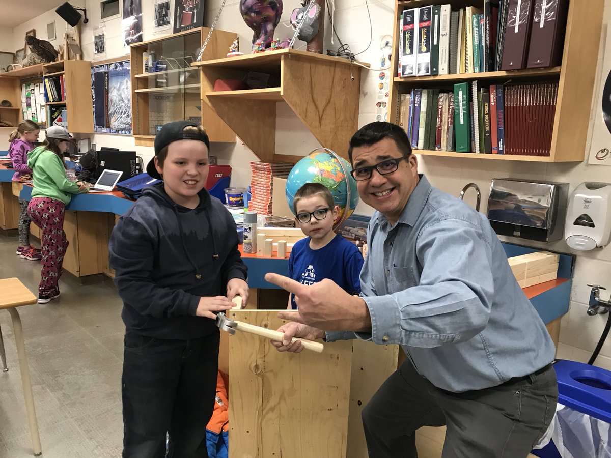PrincipalDumont's tweet photo. #innovationweek2017 Day 2! Project are coming along!!! https://t.co/c9Ml5BsTA2