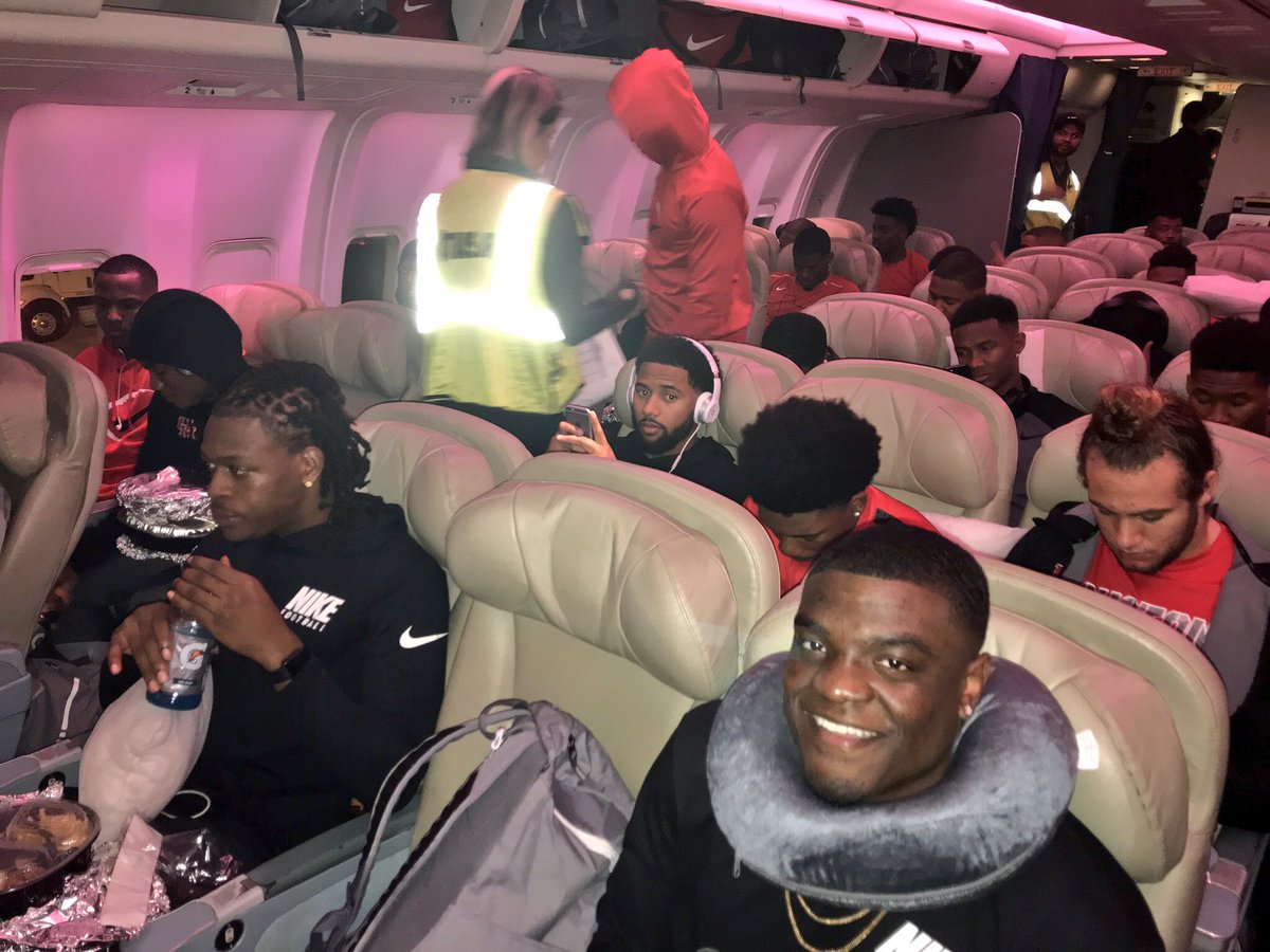 UHCougarFB's tweet photo. Next stop: 🛫 Hawai’i #HTownTakeover https://t.co/8P3ArUlV1A