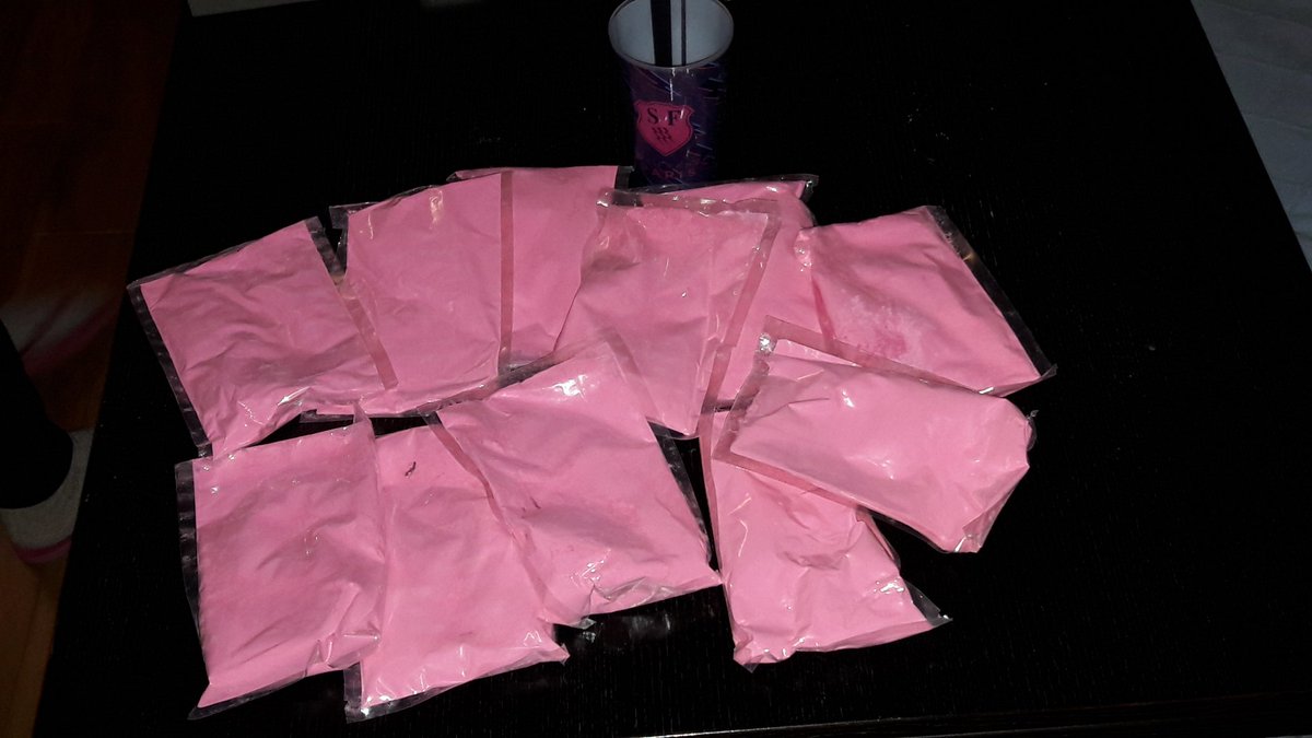 vincent_pssfg's tweet photo. C'est pas marqué "petits sachets de poudre rose" donc c'est bon pour RC92/SF @SFParisRugby @pinkosphere #SFParis #RC92 https://t.co/fbWqYJONZd