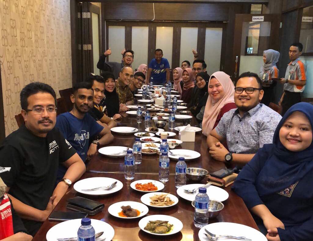 AzmirulHazny's tweet photo. End year Global Leadership Retreat with @MSUmalaysia's SRC team of 16/17 at Banda Aceh. Great mix of people, history and food all in one getaway. Thank you Prof TS @MohdShukriYajid 🌺 https://t.co/f3rqx4ISje