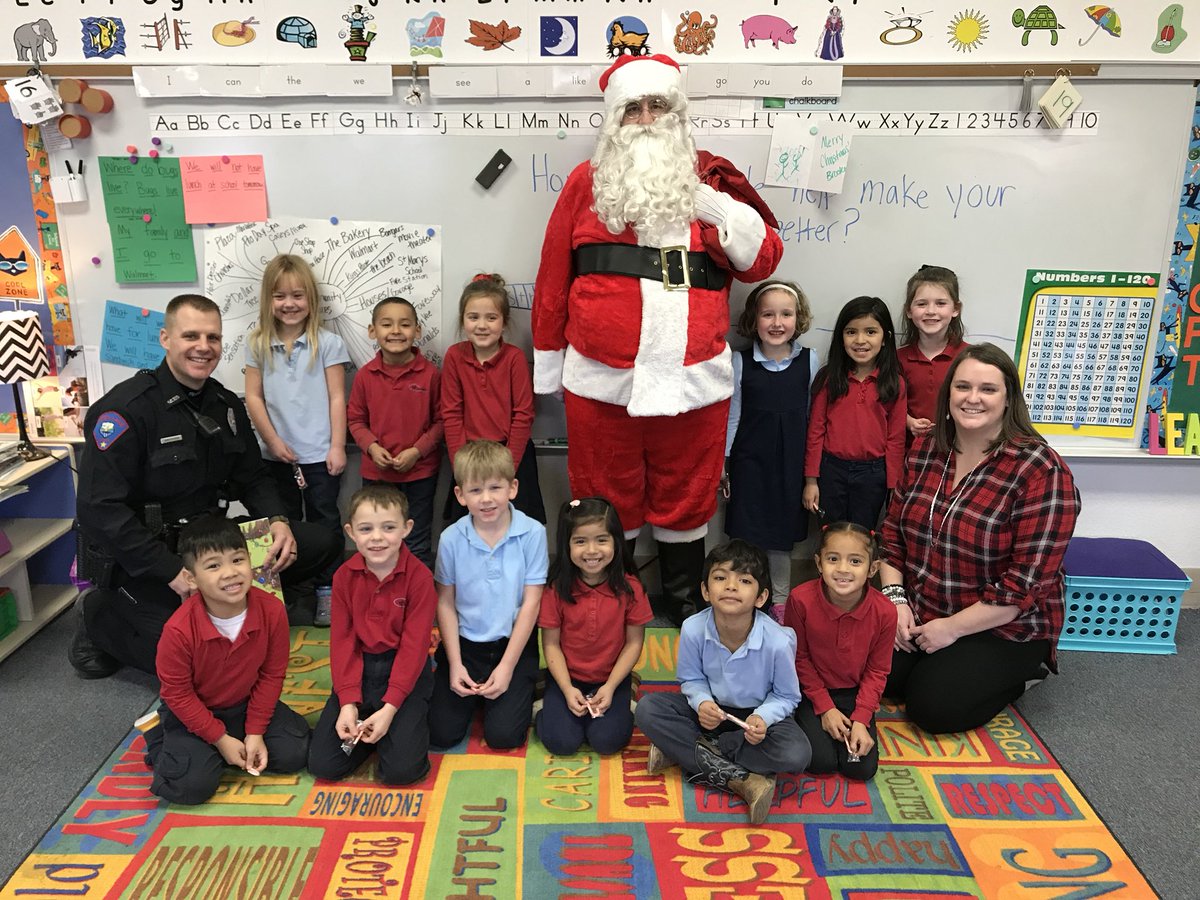 Dawn_Prosser92's tweet photo. The @StormLakePolice and public safety brought #santaclaus to Mrs. Gaffney’s Kindergarten Class today. The second graders also gave him hugs. The #SLPD is the kindergarten class’s #partnerinexcellence. #stormlakestmarys #catholicschool https://t.co/paUruoyP8w