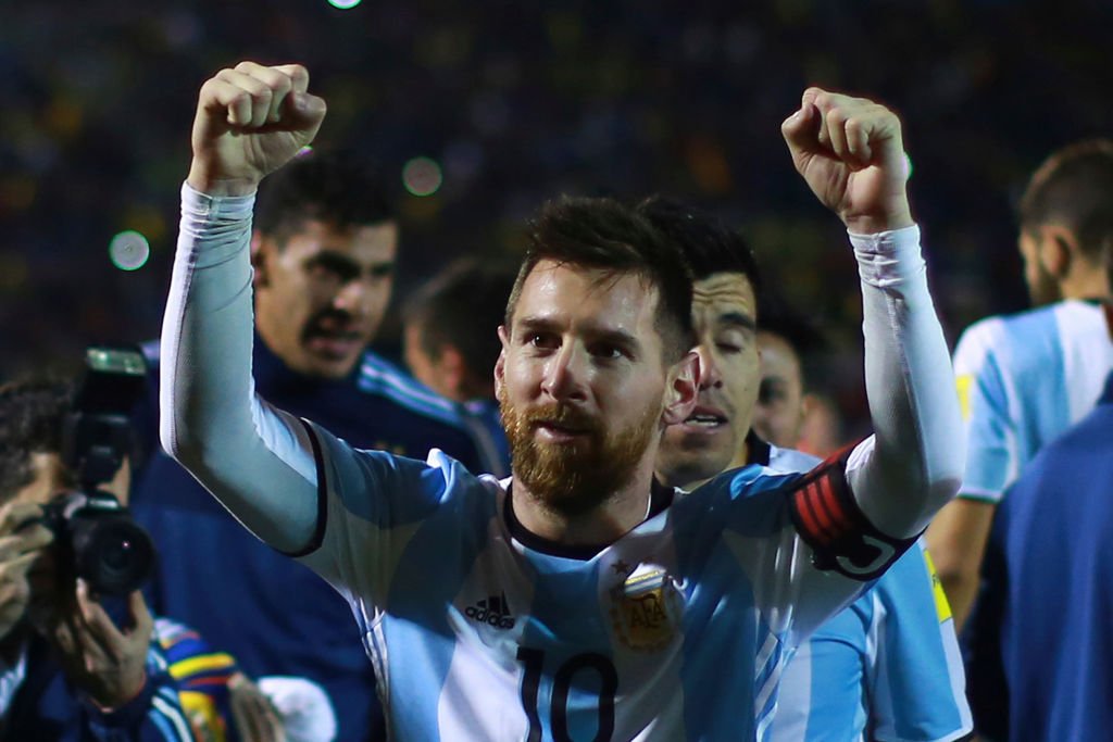 TyCSports's tweet photo. ¡Otro premio para Messi! La Pulga conquistó el Olimpia de Plata en la categoría Fútbol Exterior. #PremiosOlimpia https://t.co/wKVa3ocTqI