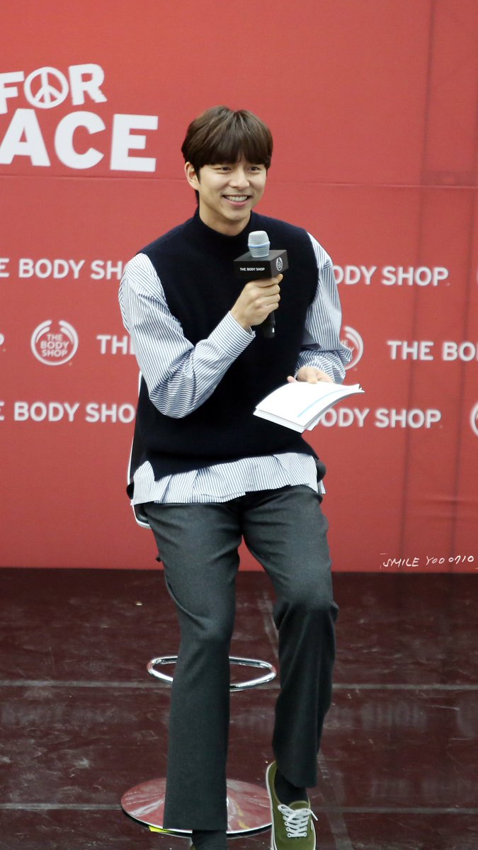 SmileYoo0710's tweet photo. 171219 THE BODY SHOP 사인회 #孔劉 #공유 #공지철 #GongYoo L.O.V.E ♥️ https://t.co/gvyzWsh9Aw