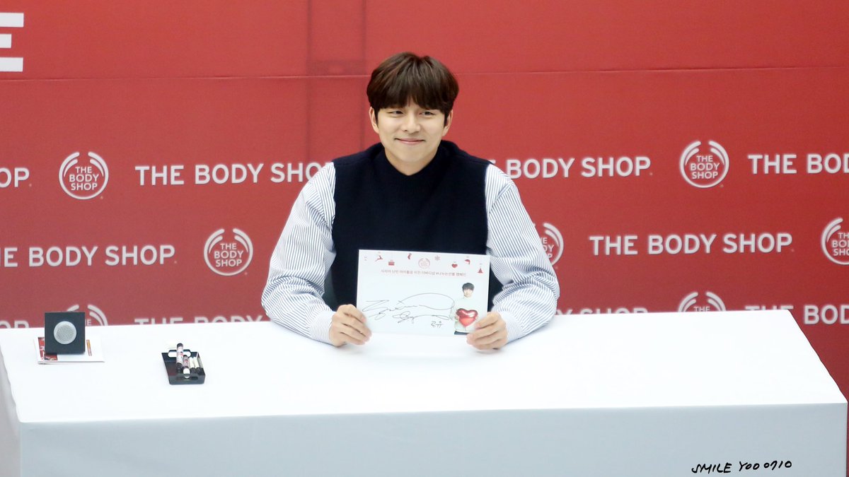 SmileYoo0710's tweet photo. 171219 THE BODY SHOP 사인회 #孔劉 #공유 #공지철 #GongYoo 내 마음 속에  정장 ♥️ https://t.co/k8XYAOitIw