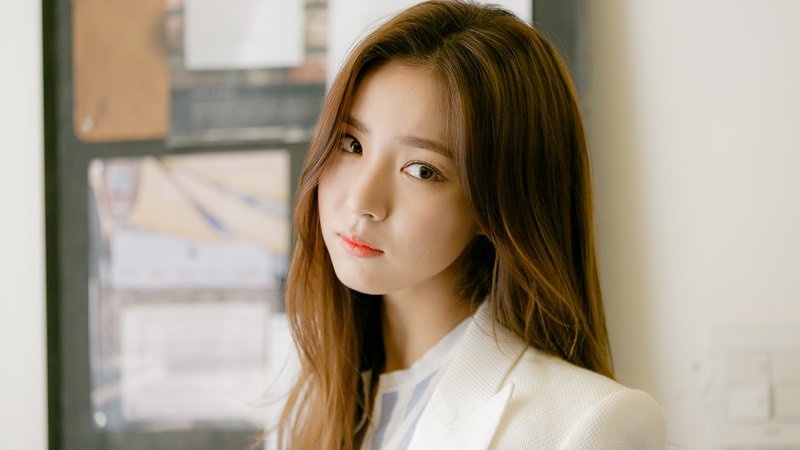 많은 지인들이 故 #종현 의 #빈소 를 찾아와 그의 죽음을 #애도 한 가운데 전 연인인 배우 #신세경 도 있었습니다. ▶ n.sbs.co.kr/2kokR1c