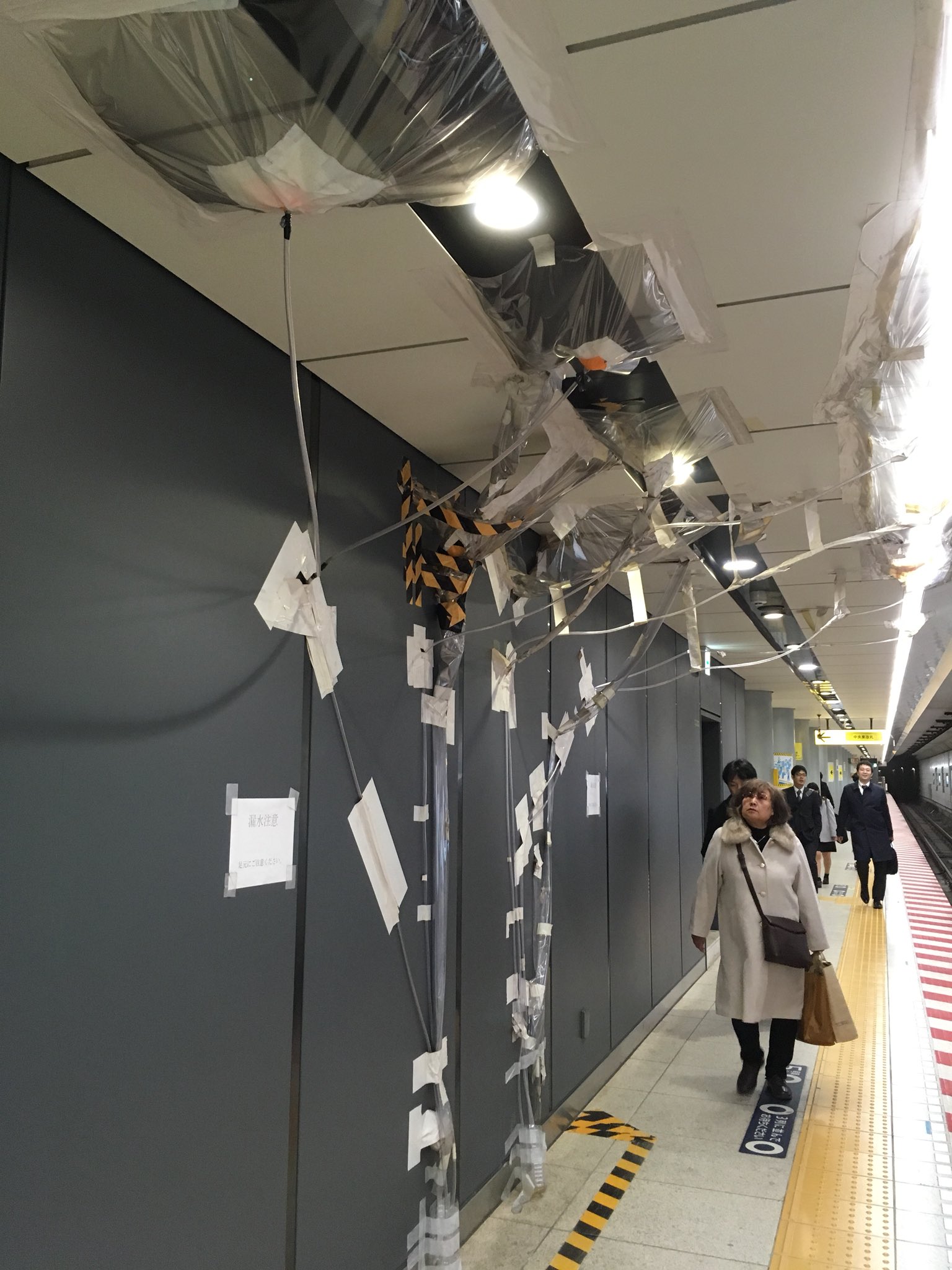 読売新聞写真部 Di Twitter 取材余話 水漏れ対策 地下鉄東西線の大手町駅ホームの天井に ビニール管が複雑に垂れ下がっていました かなりアナログですが ご担当者お疲れ様です 寛爺 水漏れ 雨漏り T Co Agv2d55ukr Twitter
