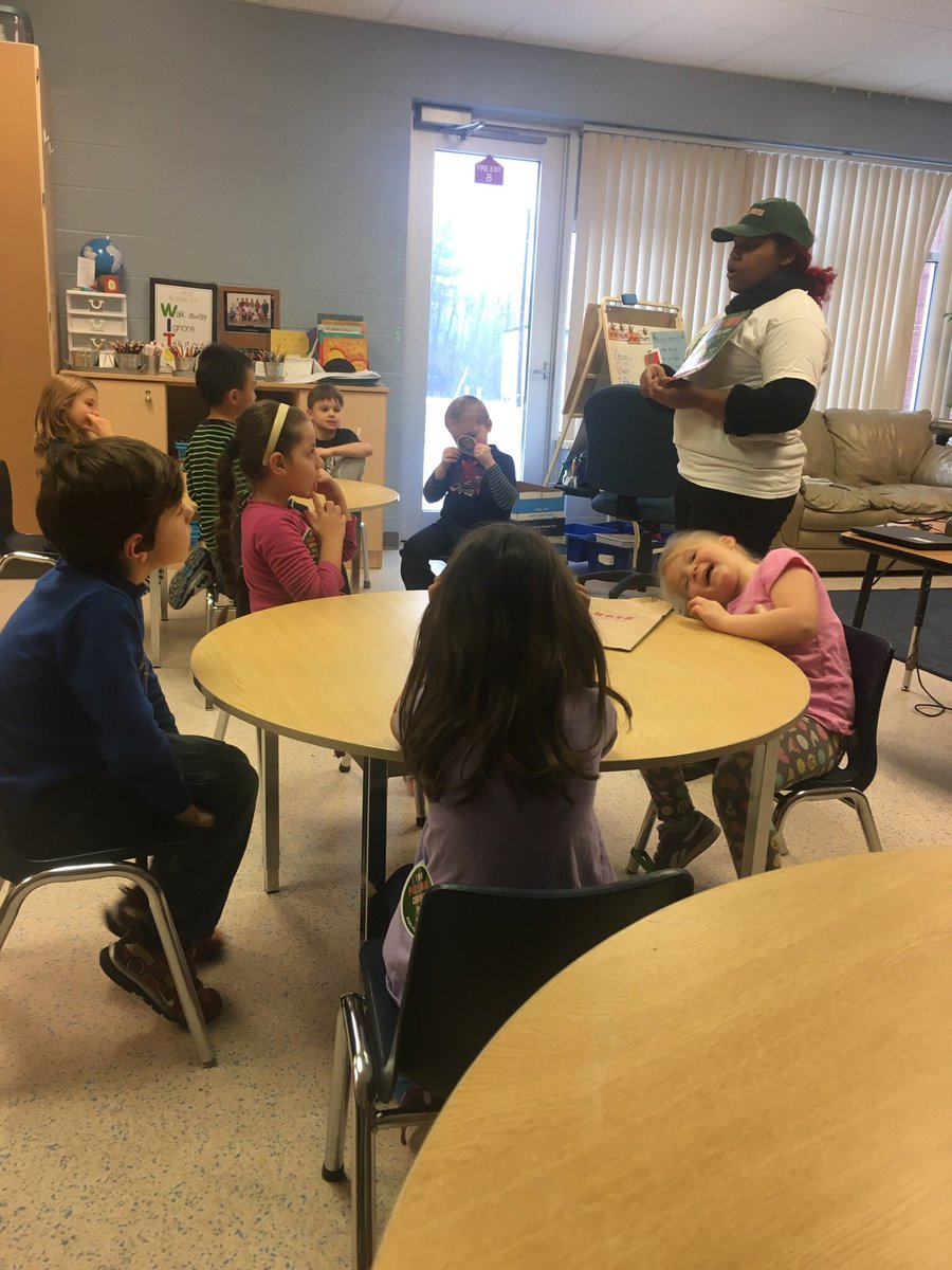 p4_missphillips's tweet photo. Grade 1s at @WTTWRDSB have been learning about #HealthyEating & the #CanadianFoodGuide. @PizzaNova came to teach us about how the #FourFoodGroups fit into one of our favs..PIZZA🍕!! https://t.co/gIvyWgV7s4