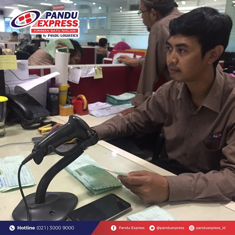 Dokumen dan paket Anda tidak akan hilang atau tertukar karena kami memastikan resi Anda dengan teliti. Masih ragu menggunakan jasa #PanduExpress? #BersamaPandu #JasaEkspedisi #JasaPengiriman #JasaKurir