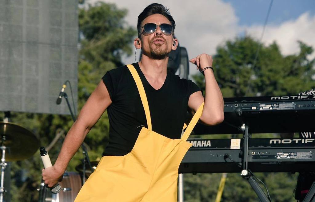 Rene_Ortiz's tweet photo. El que de amarillo se viste... 🙈🙈😜😜😎😎 #amarillo #show #dance #quote
.
.
.
.
.
#refrán #yellow #baile #glasses #lentes #singer #cantante #baile #music #musica #lovemusic #instagood #instalovers #cool #instalikes #likesforlike #followme #tagsforli… https://t.co/fnP4Ca9tds https://t.co/oEo63YGphe