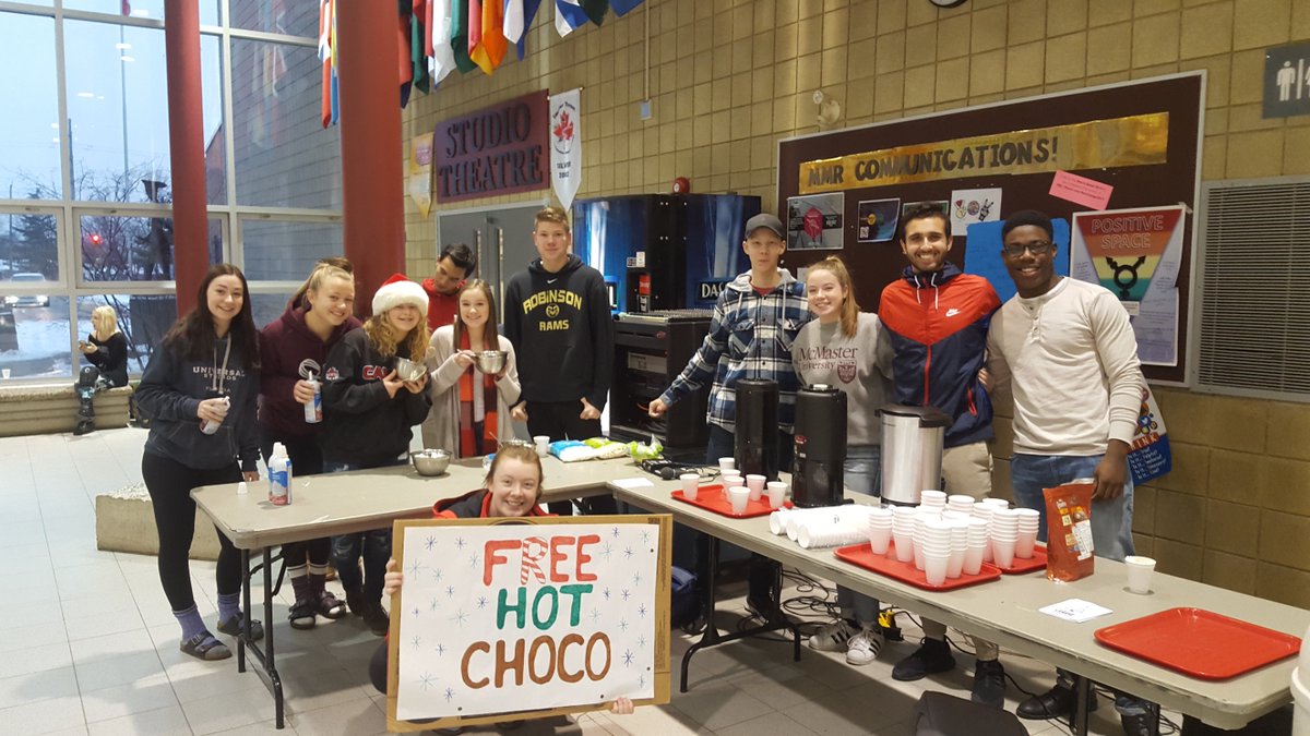 MMRobinsonHS's tweet photo. Student Council handing out hot chocolate and candy canes to kick of the week! https://t.co/5qPptlwaez