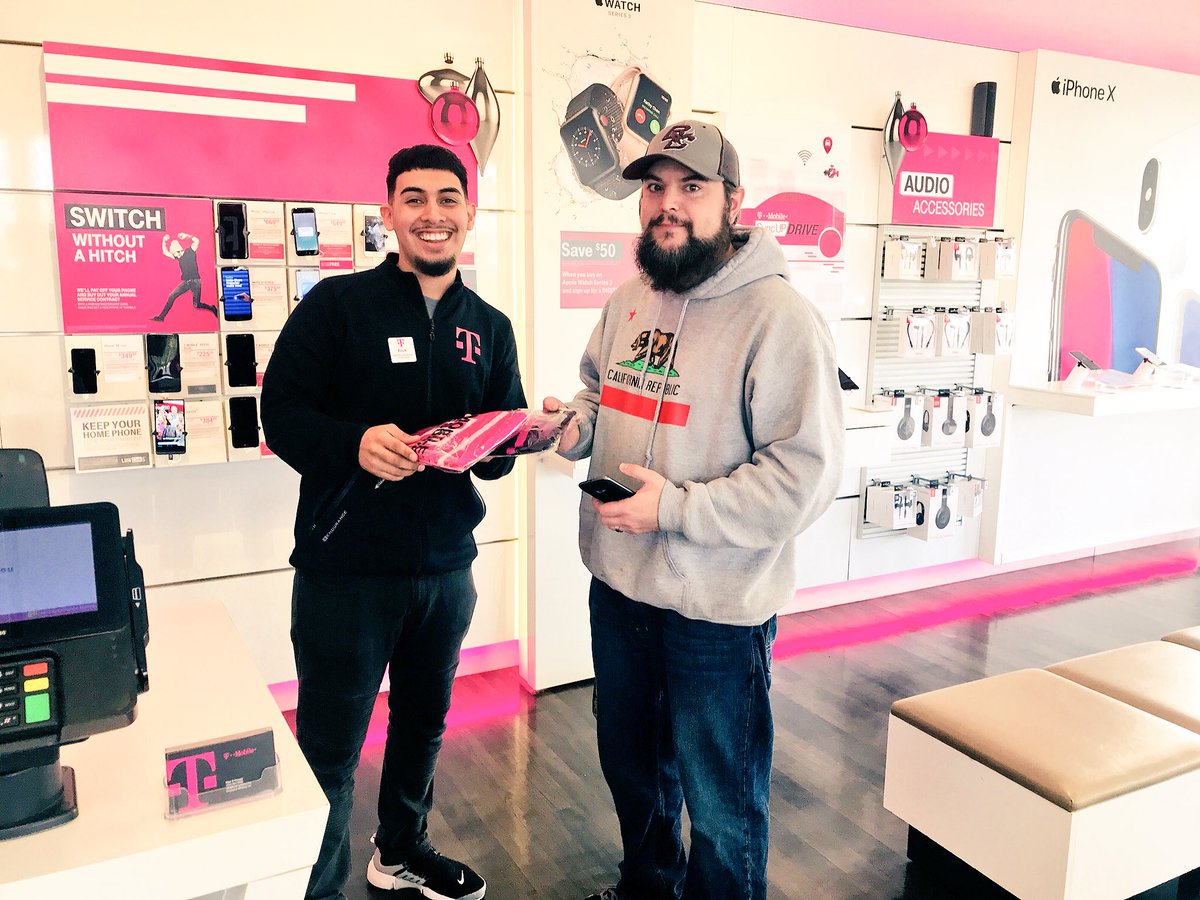 BallMarley15's tweet photo. My favorite @ErickG2878 making another customer smile!! Happy Holidays 🎄🔥☃️ Woodson FIRE❤️ https://t.co/CMFMR9Os34